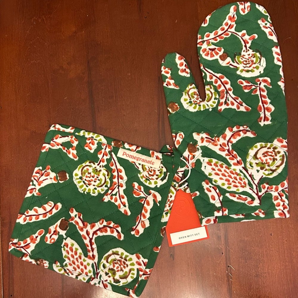 Pomegranate Emerald Green & Wine Flying Dahlia Oven Mitt  Set & Potholder